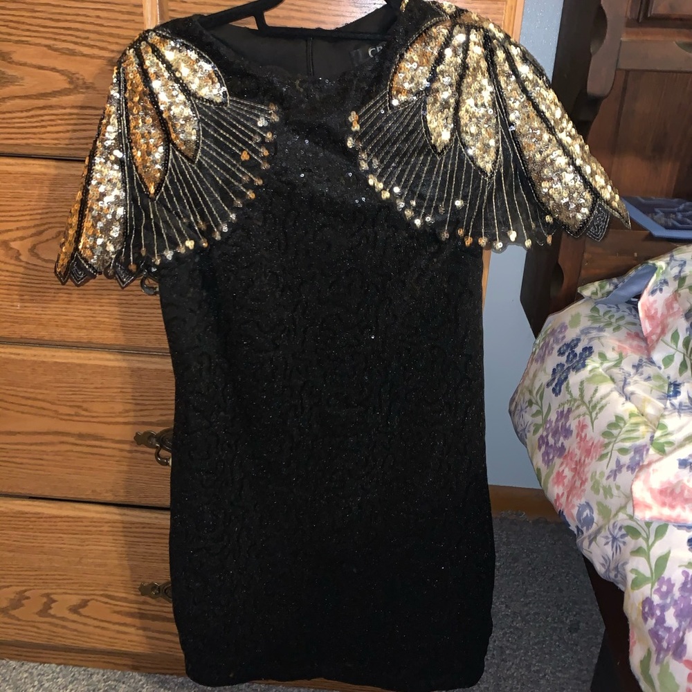 SHORT BLACK AND GOLD DRESS